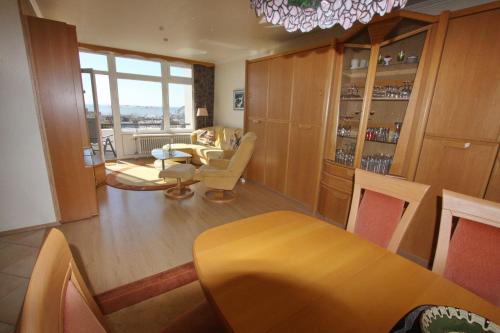 sala de estar con mesa, sillas y sofá en Villa am Meer App 81, en Grömitz