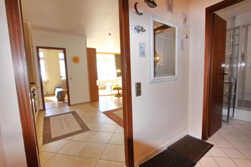 un pasillo con una puerta que conduce a una sala de estar en Villa am Meer App 81, en Grömitz