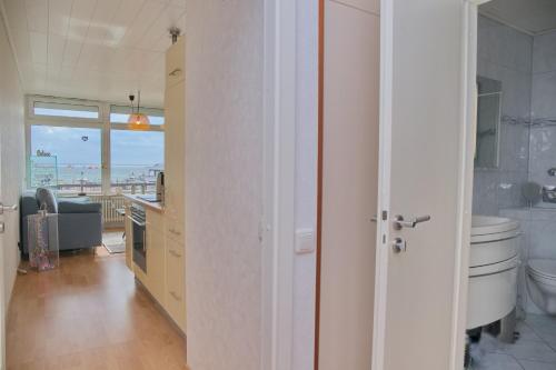 een badkamer met een wastafel en een toilet in een kamer bij Villa am Meer App 84 in Grömitz