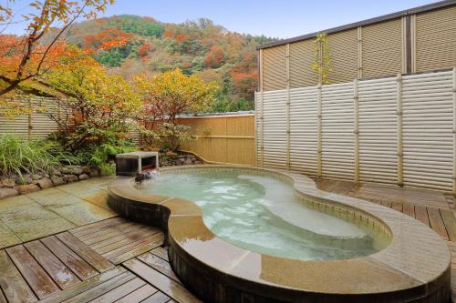 a hot tub in the middle of a patio at Tachibanaya in Tsuruoka