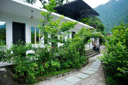 uma casa com um jardim em frente em Indian Culture em Rishikesh