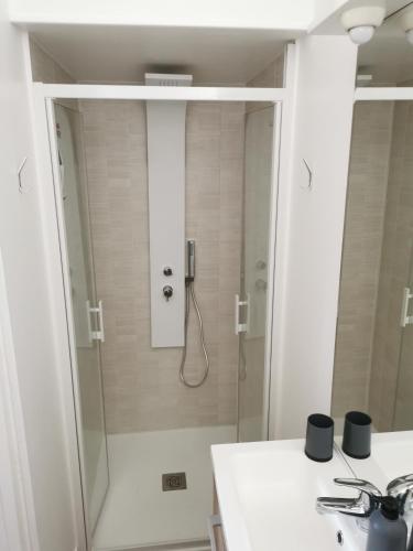 une salle de bain avec une douche avec une porte vitrée dans l'établissement Appartement 