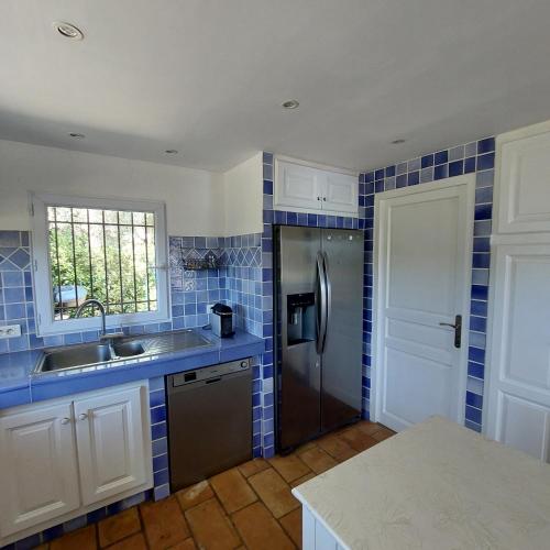 une cuisine avec un évier et un réfrigérateur dans l'établissement La Tabarine, à La Croix-Valmer