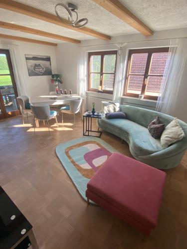 sala de estar con sofá y mesa en Idyllische Ferienwohnungen in Mossendorf Blick zur Naab, en Burglengenfeld