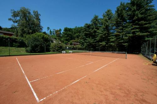 una pista de tenis con una red encima en Casa Lavanda Pool, Tennis - Happy Rentals, en Ispra