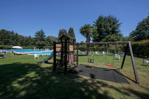 un columpio en un parque con piscina en Casa Lavanda Pool, Tennis - Happy Rentals, en Ispra