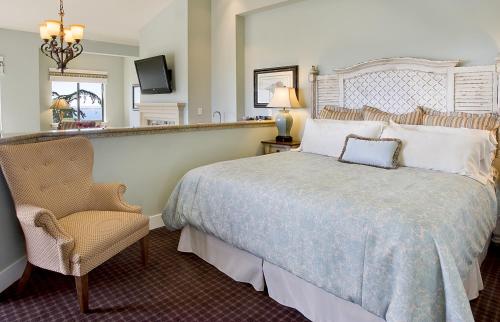 A bed or beds in a room at Oceano Hotel and Spa Half Moon Bay Harbor