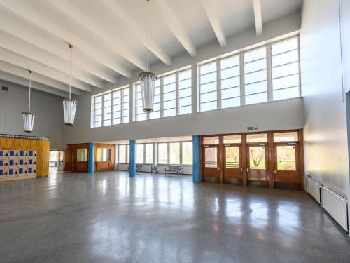 an empty room with large windows and a large hall at Hangon Asema 1 - lemmikit sallittu in Hanko