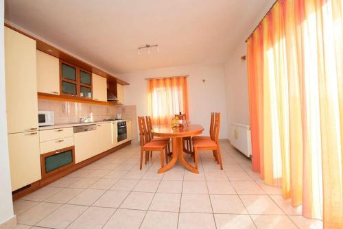 Apartment for 4 near the beach