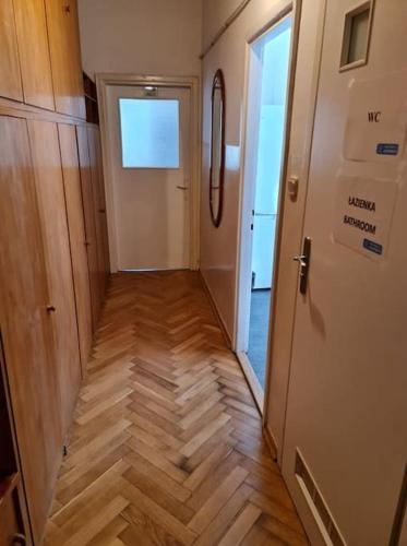 - un couloir dans une chambre dotée d'une porte et de parquet dans l'établissement Fantastic - NS54 Room O, à Varsovie