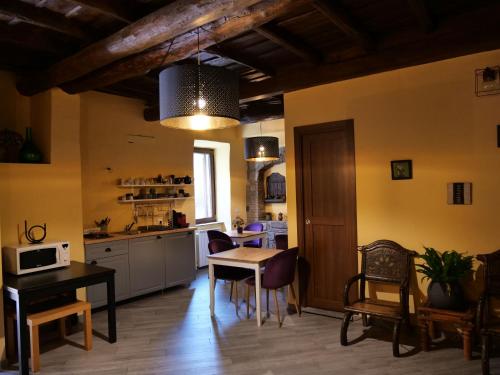 cocina y comedor con mesa y sillas en Al Cardinale, en Viterbo