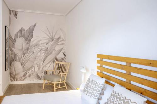 ein Schlafzimmer mit einem Wandbild aus Pflanzen in der Unterkunft Zaldivar etxea in Leza
