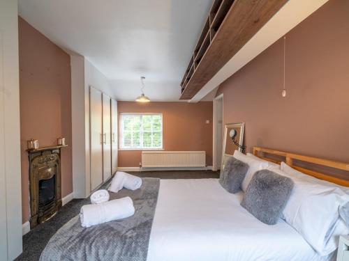 En eller flere senge i et værelse på Pass the Keys Beautiful 5 Guest Cottage near City Centre