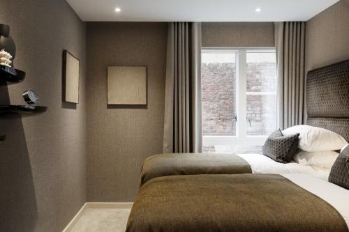 Una habitación de hotel con dos camas y una ventana. en 9 Kings, Hudson Quarters- FREE PARKING, en York