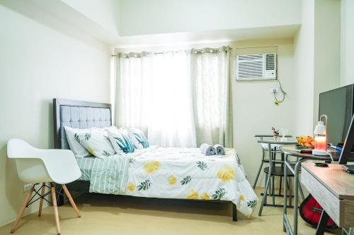 Säng eller sängar i ett rum på Urban Oasis Condo Near Ayala Centrio