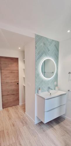 une salle de bain avec un lavabo et un miroir dans l'établissement THE GREEN NATURE NEXT TO DISNEY AND PARIS, à Thorigny-sur-Marne
