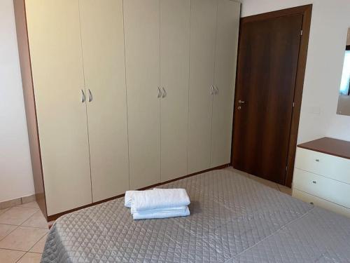 a bedroom with a bed with towels on it at Appartamento in corte in Bagnolo