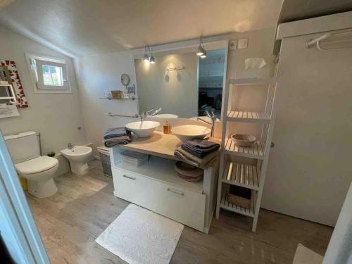 une salle de bain avec deux lavabos et un WC dans l'établissement Villa French Riviera, à Vallauris