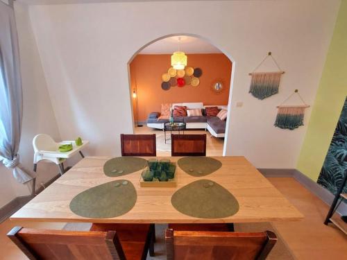 une salle à manger avec une table et un salon dans l'établissement Le Turenne, centre-ville Belfort, à Belfort