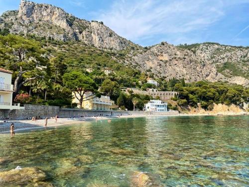 a view of a beach with a mountain in the background at Voilier Love Nice in Dourgne