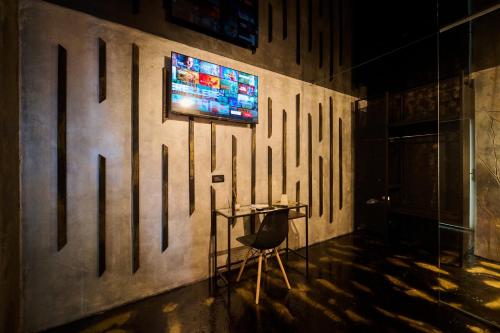 a room with a table and a television on a wall at Sianisia in Haţeg