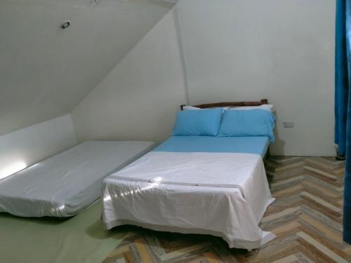 Kleines Zimmer mit 2 Betten in einem Zimmer in der Unterkunft S&S Transient House-San Isidro Cabuyao in Cabuyao
