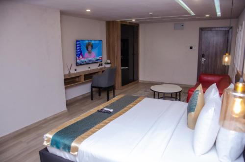 Een bed of bedden in een kamer bij BON Hotel Nest Ibadan