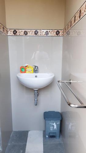 baño con lavabo blanco y cubo de basura en Villager's House Ubud en Gianyar