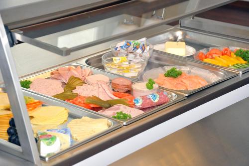 un réfrigérateur rempli de nombreux types de nourriture différents dans l'établissement Tagungshaus Wernau, à Wernau