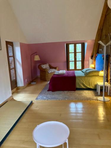 une chambre avec un lit et une table dans une pièce dans l'établissement BINDOUX, à Les Lavis