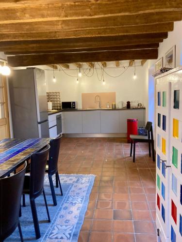 Il comprend une grande cuisine et une salle à manger avec une table et des chaises. dans l'établissement BINDOUX, à Les Lavis