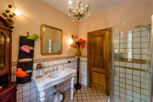 y baño con lavabo y espejo. en Room in Villa - Hillside room with garden and sea view, en San Salvatore