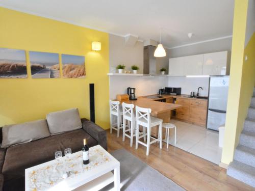 Il comprend un salon avec un canapé et une cuisine. dans l'établissement Cozy cottage for 2 people near the sandy beach, à Pleśna