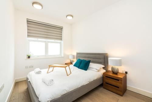 - une chambre avec un grand lit et une fenêtre dans l'établissement Spacious 2 bedroom / Earls Court / Kensington, à Londres