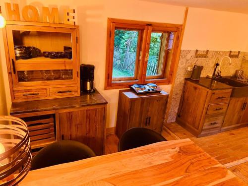 Η κουζίνα ή μικρή κουζίνα στο BATS CAVE HUT - Transylvania - Hot-Tub - Sauna