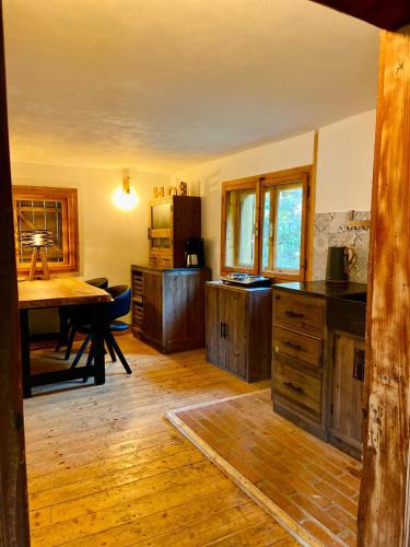 Η κουζίνα ή μικρή κουζίνα στο BATS CAVE HUT - Transylvania - Hot-Tub - Sauna