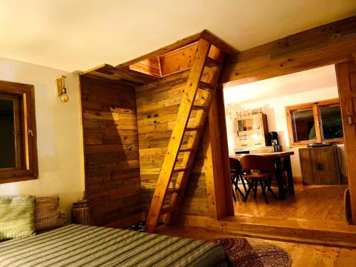 Φωτογραφία από το άλμπουμ του BATS CAVE HUT - Transylvania - Hot-Tub - Sauna σε Sub Piatra
