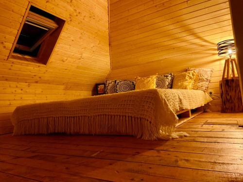 Ένα ή περισσότερα κρεβάτια σε δωμάτιο στο BATS CAVE HUT - Transylvania - Hot-Tub - Sauna