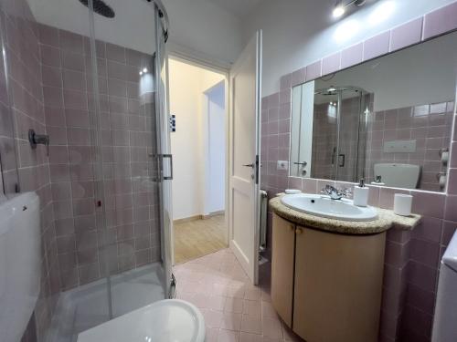 uma casa de banho com um lavatório, um WC e um espelho. em Mammai's Home em Porto San Paolo