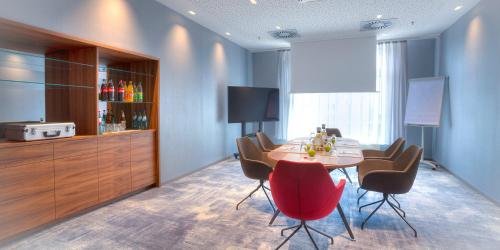 ACHAT Hotel Frankfurt Maintalにあるキッチンまたは簡易キッチン
