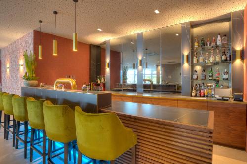 ACHAT Hotel Frankfurt Maintalにあるラウンジまたはバー