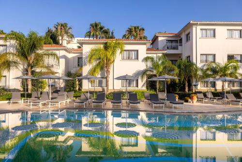 uma vista para o resort a partir da piscina em King Jason Paphos - Designed for Adults by Louis Hotels em Pafos