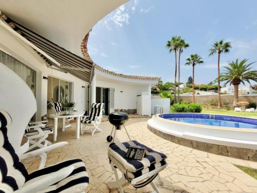 埃爾紹薩爾的住宿－Villa Don Antonio，一个带椅子的庭院和一个游泳池