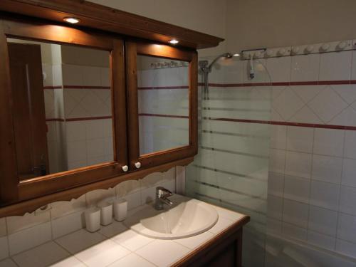 ein Bad mit einem Waschbecken, einem Spiegel und einer Dusche in der Unterkunft Appartement Villard-sur-Doron, 5 pièces, 10 personnes - FR-1-594-226 in Villard-sur-Doron