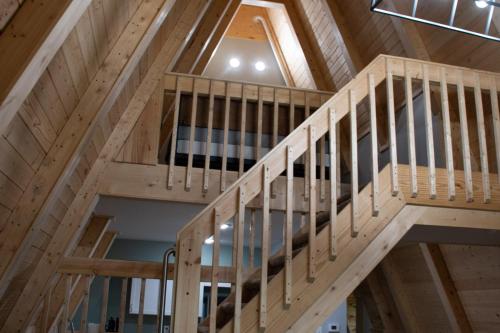 uma vista superior de uma escada de madeira numa casa em Life's a Hoot em Au Gres