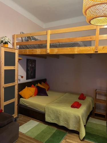 ブダペストにあるSoho apartmentのベッドルーム1室(二段ベッド2台、はしご付)