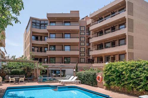 een appartementencomplex met een zwembad ervoor bij Civitel Akali Hotel in Chania