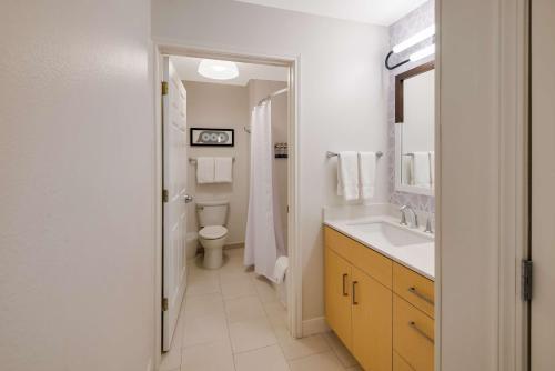 ein weißes Bad mit einem Waschbecken und einem WC in der Unterkunft Sonesta ES Suites Andover Boston in Andover