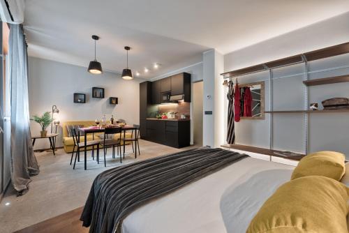 Casa RIGOLA by Apartments To Art في فيناريا ريالي: غرفة نوم بسرير كبير وغرفة طعام