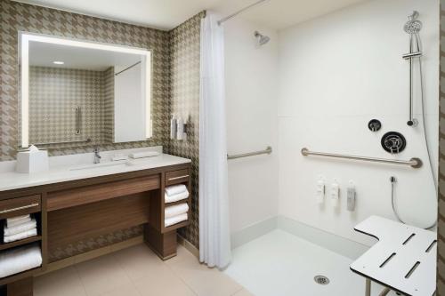 陶森的住宿－Home2 Suites By Hilton Towson，带浴缸、水槽和淋浴的浴室